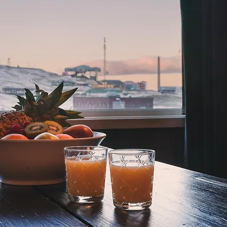 Svalbard | * לונגיירביין